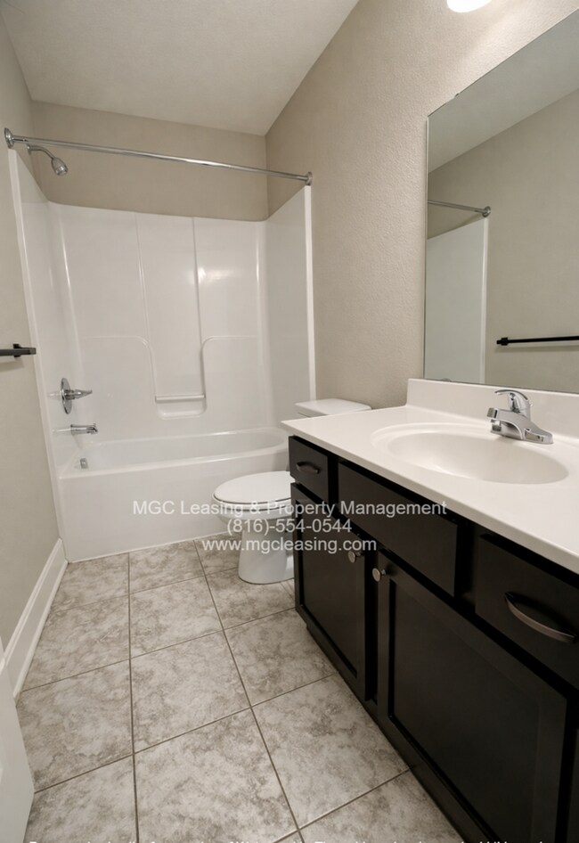 Building Photo - 3 Bedroom Luxury Townhome for rent in Lee's Summit
