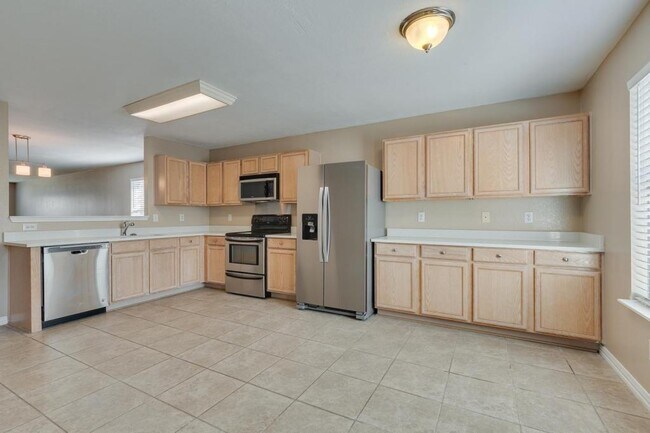 Building Photo - 5536 Camarillo Dr