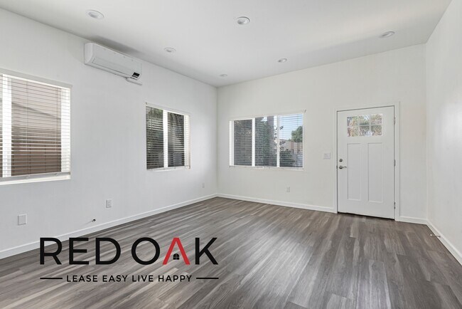 Building Photo - Amazing Two Bedroom Walk-Up with Spacious ...