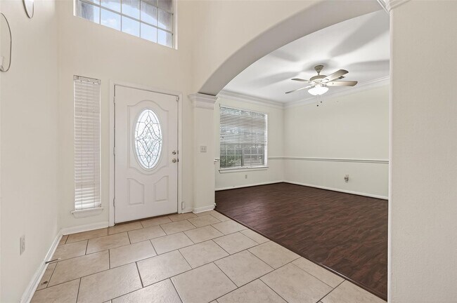 Building Photo - 14914 W Bend Dr