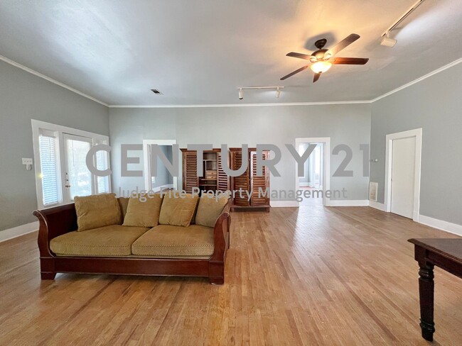 Building Photo - Spacious 3/2 Within Walking Distance of UN...
