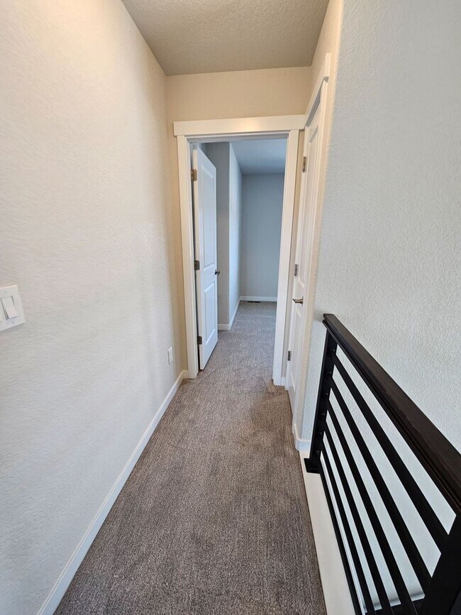 Building Photo - $4375 - 5BR/4BA Beautiful Dog Friendly Hom...