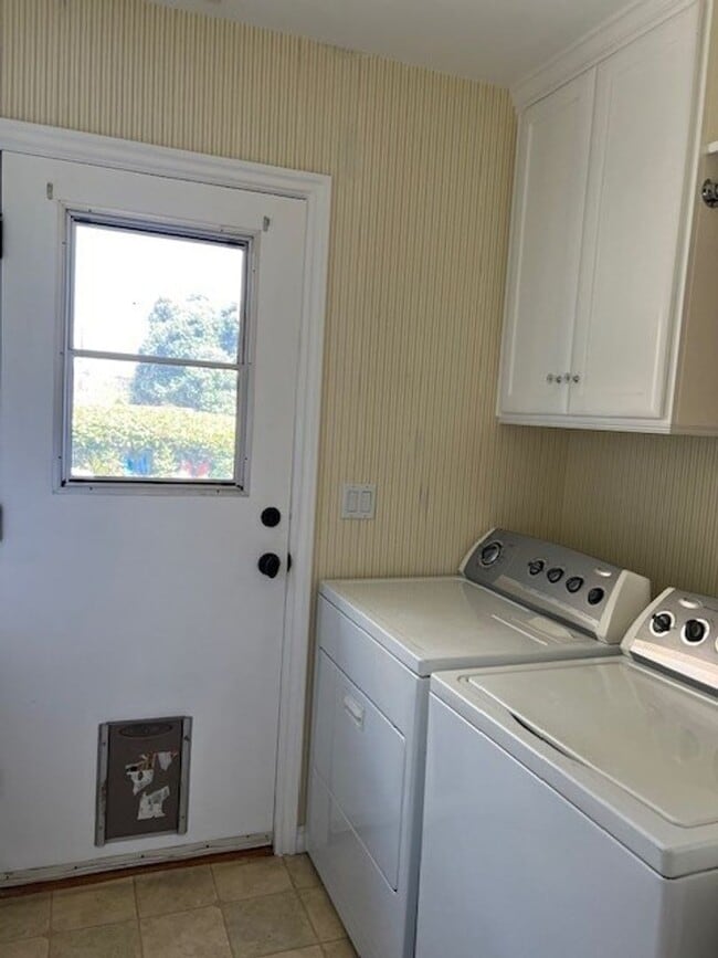 Building Photo - Charming 3 bedroom/ 2 bath single-family home