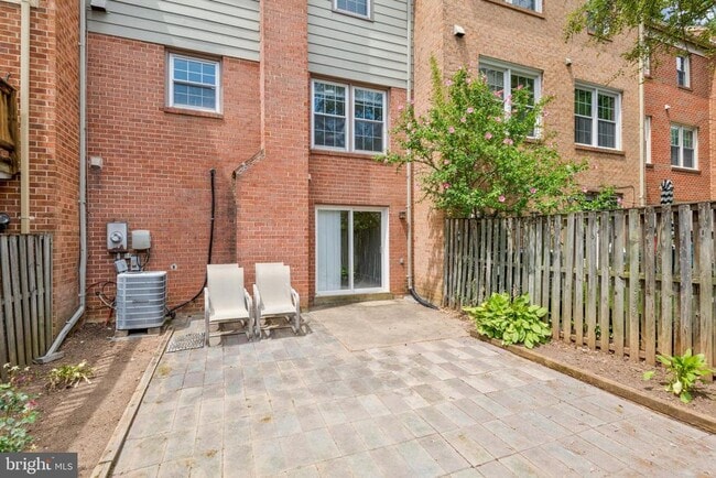 Building Photo - 10257 Friendship Ct