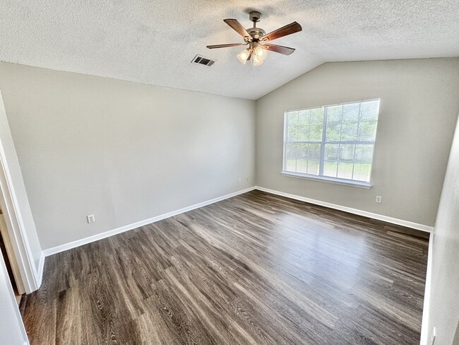 Building Photo - 140 Pinewood Dr