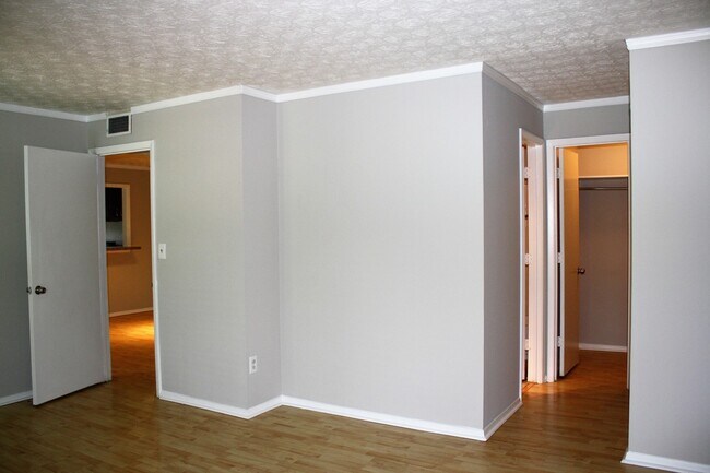 Building Photo - Just outside the perimeter at 75 and 285!