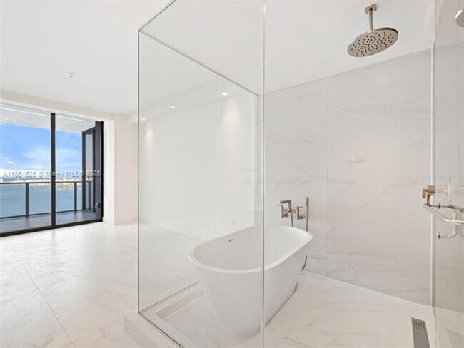 Building Photo - 700 NE 24th St