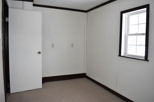 Building Photo - 2-3 bedroom home!  Only $825.00 plus utili...