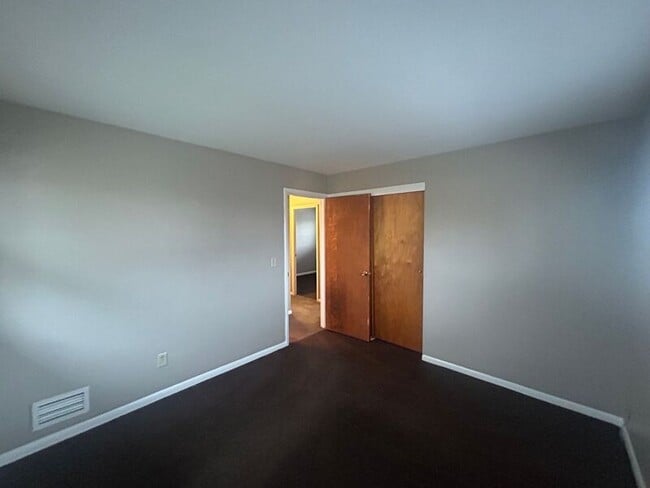 Building Photo - 5150 Chantilly Dr