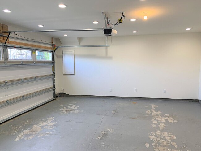 Building Photo - 275 Hollandale Rd