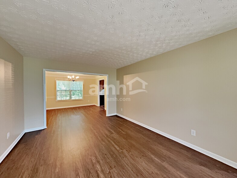 Building Photo - 1307 River Club Dr NE