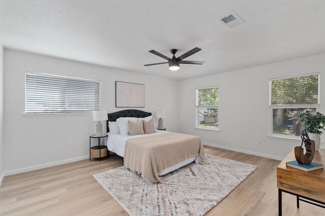 Building Photo - 9730 Anderson Village Dr