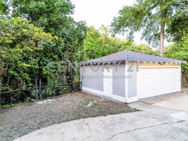Building Photo - Stunning 3/2 in Great Dallas Location Read...