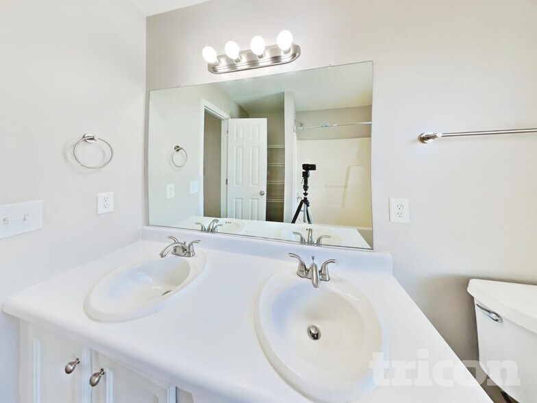 Building Photo - 104 Roundtree Ct