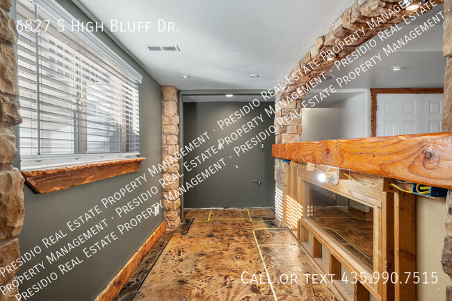 Building Photo - 6827 S High Bluff Dr