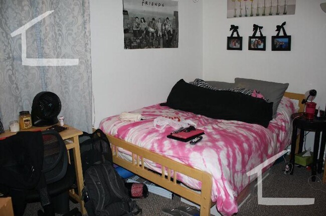 Building Photo - No Brokers Fee, New Kitchen appliances, Central Location, Laundry is on a Site