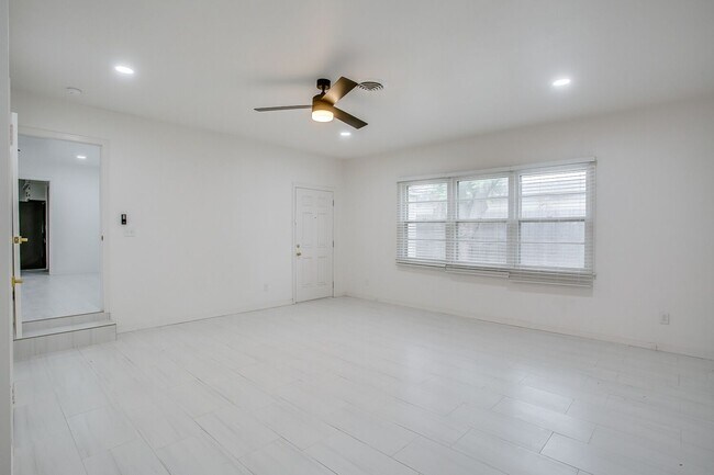 Building Photo - Pre Leasing for fall 2026! 4/3 in Medical District