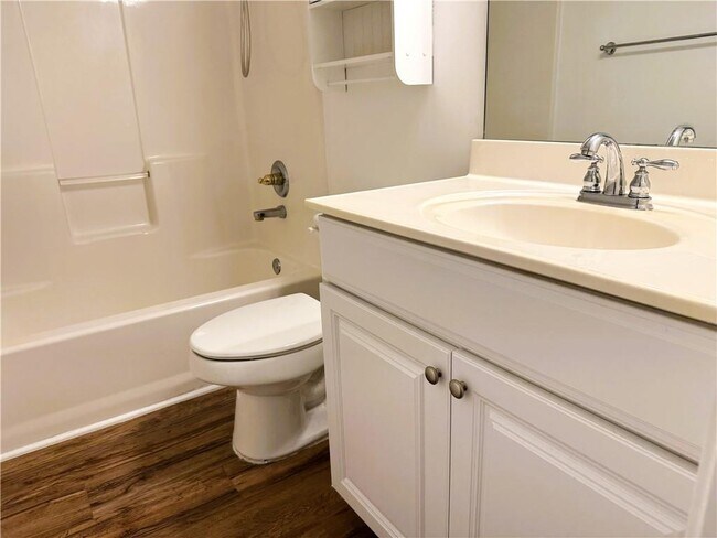 Building Photo - 2075 Pine Tree Dr