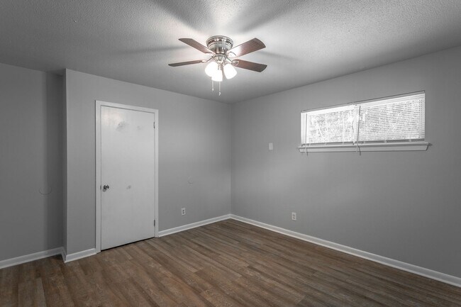Building Photo - 3339 Pinewood Ave