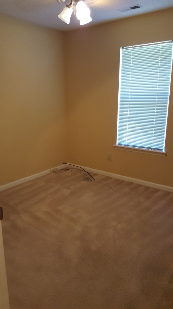 Building Photo - 3 Bedroom, 2 Car Garage in Ridgewood
