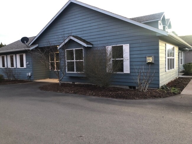 Building Photo - 3 Bed, 2 Bath Dallas Home!