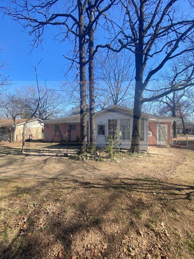 Building Photo - 303 S Longfield Ave