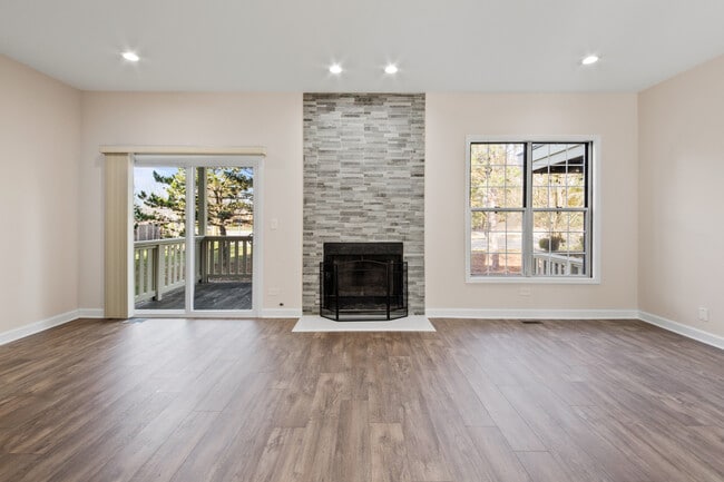 Building Photo - 546 W Parkside Dr