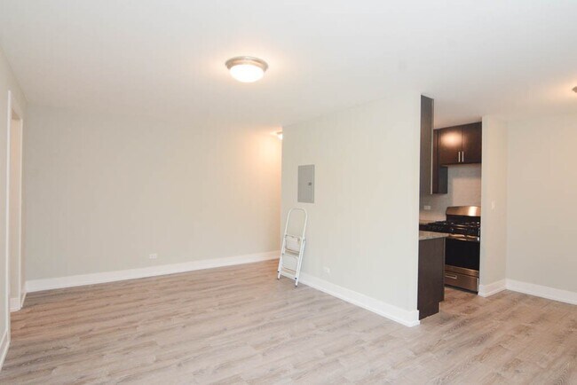 Building Photo - 533 W Surf St
