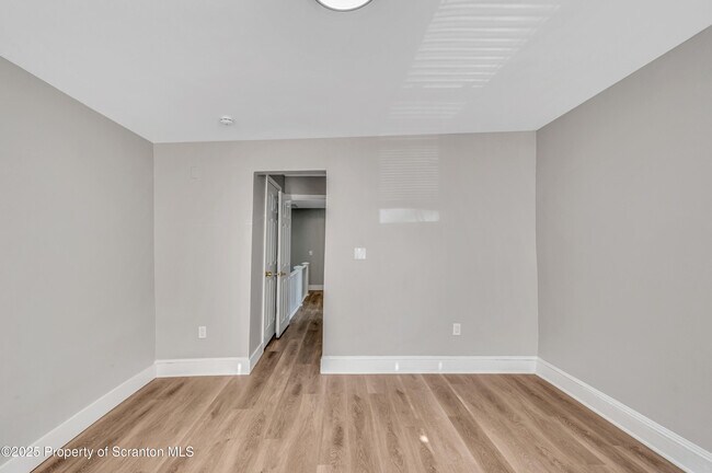 Building Photo - 1413-1415 N Lincoln Ave