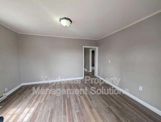 Building Photo - 12 Miller St