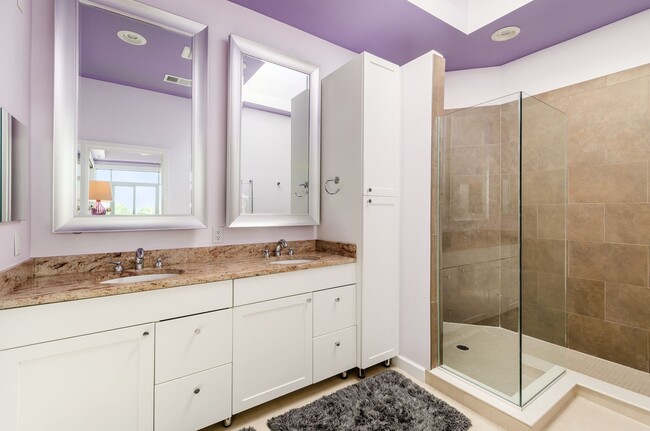 Master bath with walk-in shower - 1300 Northwest Blvd