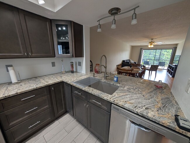 Building Photo - Fairview Vista Point 2 Bed / 2 Bath