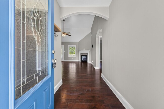 Building Photo - Pet Friendly Three Bedroom!