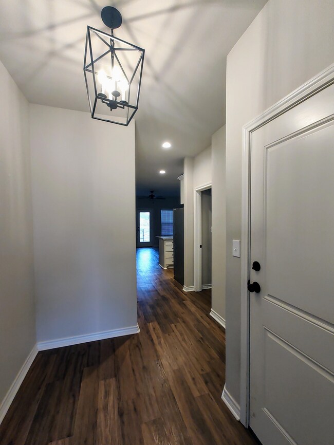 Building Photo - 5670 Shadowbend Cir N