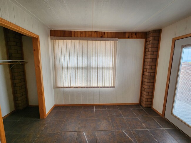 Building Photo - 2100 Hickory Dr