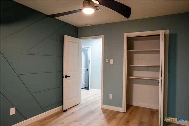 Building Photo - 9828 Briar Ridge Dr