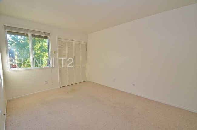 Building Photo - Bright and Spacious condo in Pacheco Valley