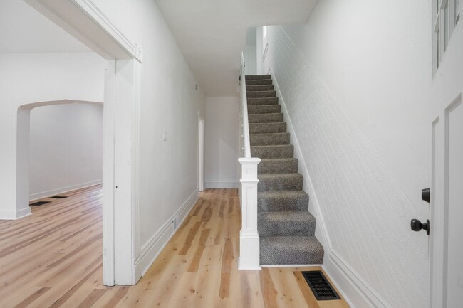 Building Photo - Newly Renovated 4 Bed, 2 Bath Home - Off-S...