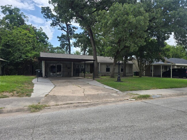 Building Photo - 10518 Royal Oaks Dr