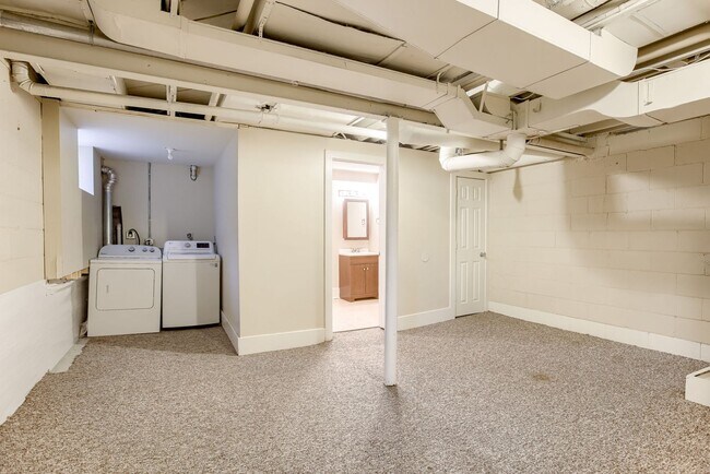 Building Photo - Spacious 3 Bedroom Duplex in the Heart of Midtown Featuring Detached Garage!!
