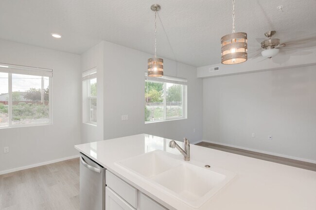 Building Photo - 2 Bedroom Apartments in Caldwell With Style, Convenience & Comfort!