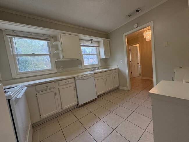 Building Photo - 3 Bed/2.5 Bath in Brookwood Subdivision