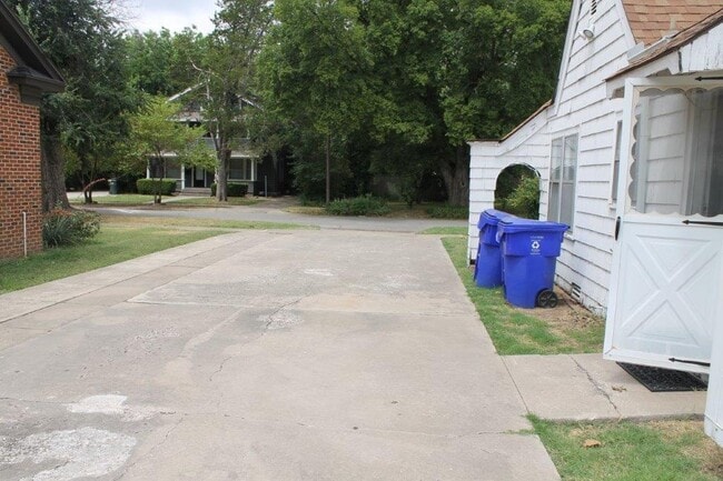 Building Photo - 471 Elm Ave