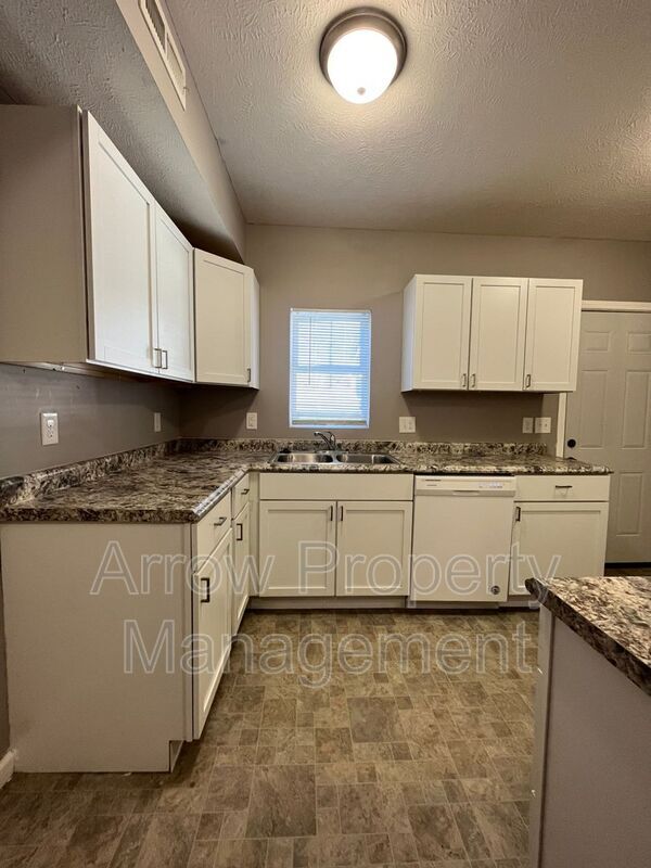 Building Photo - 1309 S 10th St