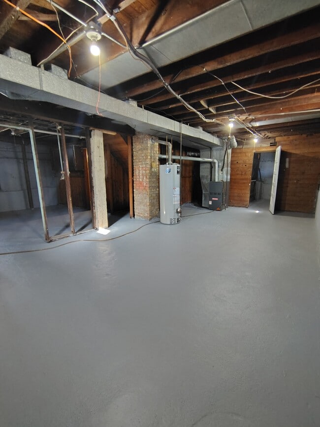 Building Photo - 1002 Montague St