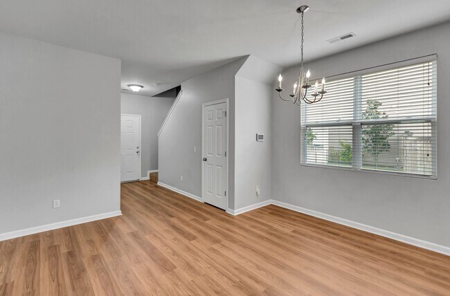 Building Photo - Spacious 3 Bedroom home in Mckwen!