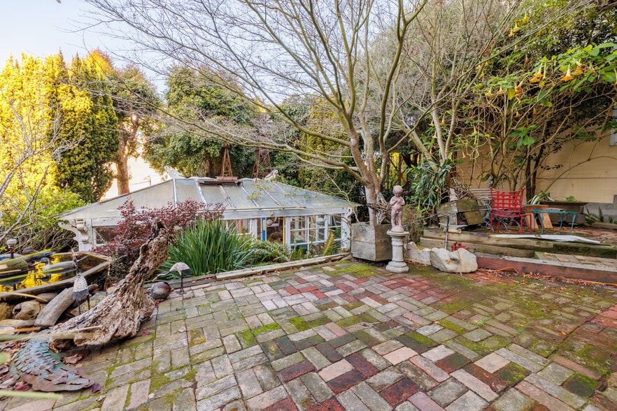 PATIO IN GARDEN - 2398 Broadway