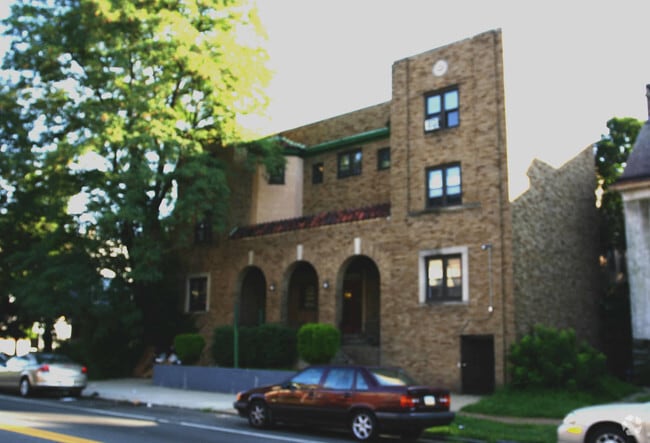 Building Photo - Wayne Iris Apartments