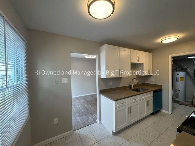 Building Photo - Coming soon* Cute Townhouse between Woodbr...