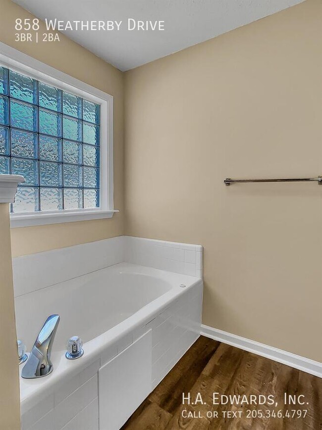 Building Photo - 858 Weatherby Dr
